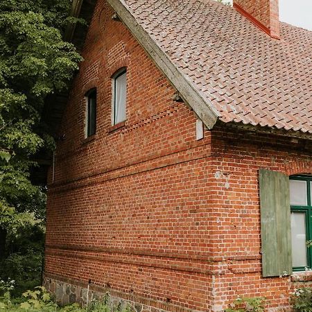 Stara Szkola Nad Jeziorem Czarne  Exterior foto